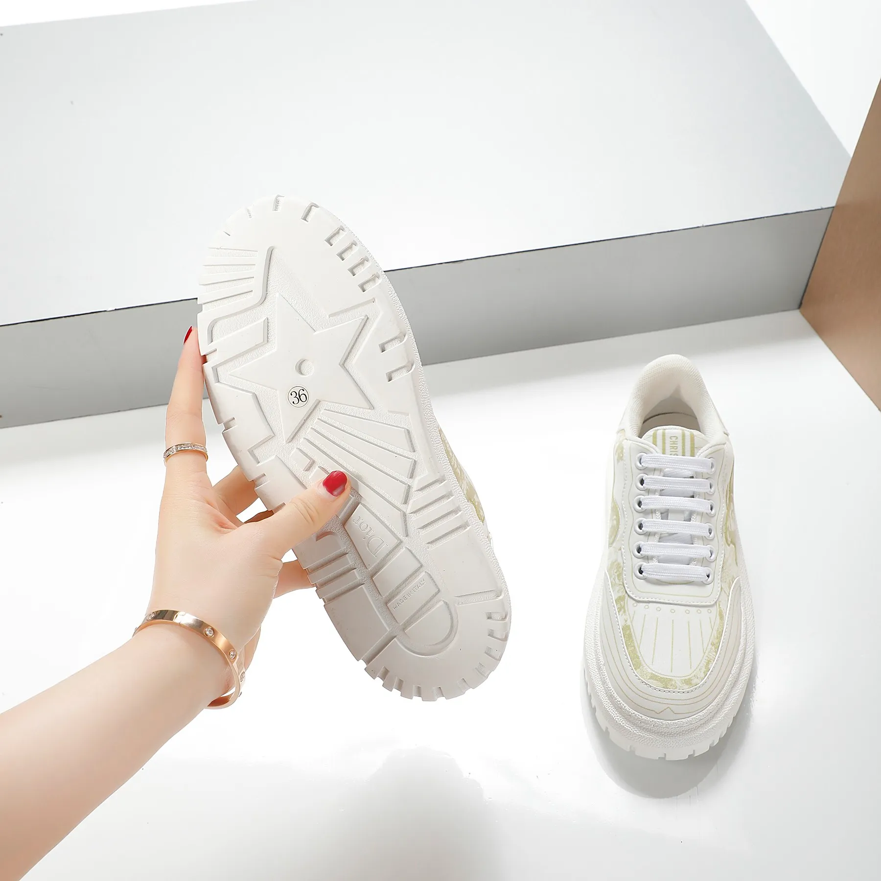 👟👟Ex-factory price 460👟👟 2021ssDior casual white shoes, the same style as the ready-to-wear series 1️⃣Original mold opening 2️⃣Original cowhide➕Breathable mesh lining 3️⃣TPU evacuation outsole 4️⃣Injected latex sheepskin feet 5️⃣Full package at the counter Code number 35-40 (41 can be customized)